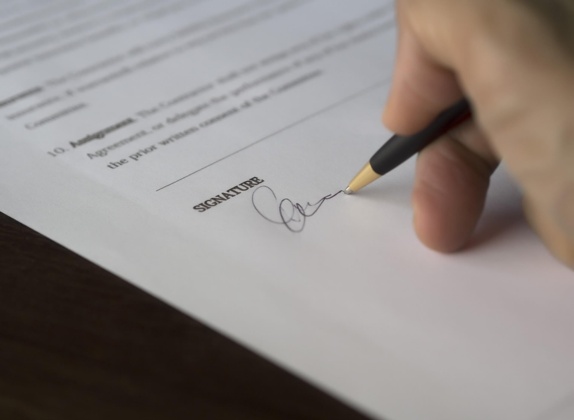 cuanto cobra un notario por una firma